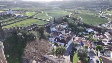 Portekiz 'in Leiria bölgesindeki Obidos Şatosu' nda. Tarihi Köy. Ortaçağ mirası. Göz kamaştırıcı manzara. Portekiz 'in Leiria bölgesindeki Obidos Şatosu' nda. Eski Şehir Manzarası.