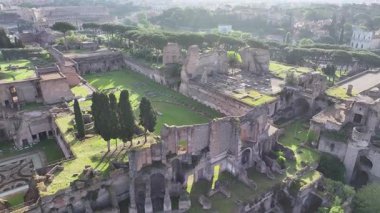 Lazio İtalya 'daki Roma Arkeoloji Parkı. Ortaçağ Binaları. Şehir merkezinde. Lazio İtalya 'daki Roma Arkeoloji Parkı. Sunset Arkeolojik Kazı. Kültür Mirası. Roma Skyline.
