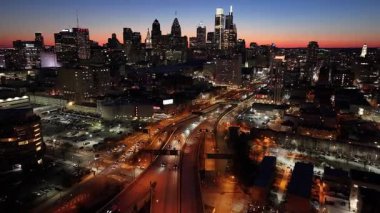 Philadelphia 'da Sunset Skyline. Philadelphia' da, ABD 'de. Highrise Binaları Peyzajı. Renkli Günbatımı. Philadelphia Pennsylvania 'da Birleşik Devletler.