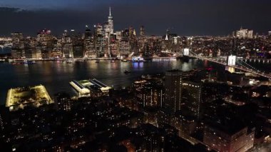 New York 'un New York şehir merkezinin Manhattan' daki gece manzarası. Gece Şehir Manzarası. Şehir merkezinde aydınlandı. New York 'un merkezinde, New York' ta. Empire State Binası.