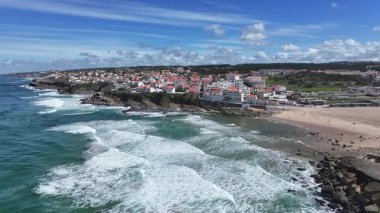 Lizbon 'un Sintra bölgesindeki sahil köyü. Coastal City. Rıhtım manzarası. Plaj manzarası. Lizbon 'un Sintra ilçesindeki sahil köyü..