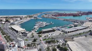 Valencia 'da Valencia Skyline, Valenciana İspanya. Plaj manzarası. Liman Koyu Sahnesi. Şehir merkezinde. Valencia 'da Valencia Skyline, Valenciana İspanya. İnanılmaz Şehir Manzarası.