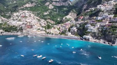 Salerno İtalya 'daki Positano' da Amalfi Sahili. Coastal City. Rıhtım manzarası. Salerno İtalya 'daki Positano' da Amalfi Sahili. Plaj manzarası. Ortaçağ Binaları. Amalfi Sahil Skyline.