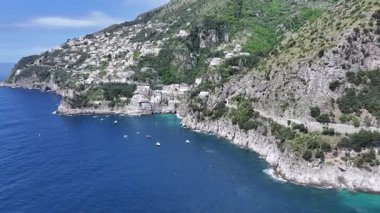 İtalya Salerno 'daki Praiano' da Amalfi Sahili. Coastal City. Rıhtım manzarası. İtalya Salerno 'daki Praiano' da Amalfi Sahili. Plaj manzarası. Ortaçağ Binaları. Amalfi Sahil Skyline.