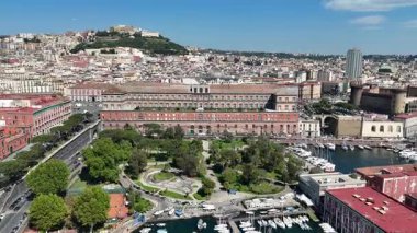 İtalya 'daki Napoli Kraliyet Sarayı. Şehir merkezindeki şehir manzarası. Güzel Hükümet Binası. İtalya 'daki Napoli Kraliyet Sarayı. Napoli Körfezi, Skyline. Napoli Mimarisi. Napoli Skyline.