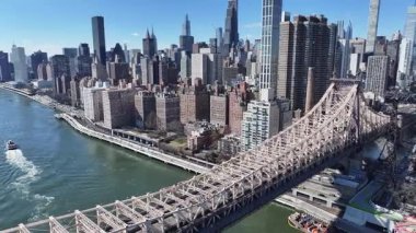 New York 'ta Manhattan' daki Queensboro Köprüsü. Freeway Yolu Sahnesi. Güzel şehir manzarası. New York 'taki Queensboro Köprüsü. Yüksek Binalar Manzarası.