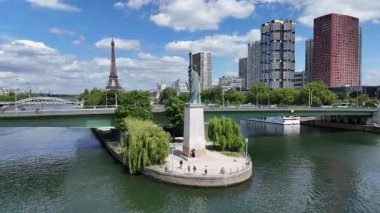 Fransa 'daki Paris' te Özgürlük Heykeli. Şehir merkezindeki şehir manzarası. Seine River Skyline 'da. Fransa 'daki Paris' te Özgürlük Heykeli. Eyfel Kulesi. Eyfel Kulesi Şeması. Paris Skyline