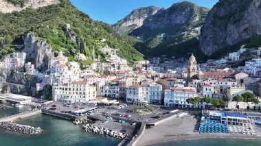 İtalya Salerno 'daki Amalfi Sahili' nde. Coastal City. Rıhtım manzarası. Salerno İtalya 'daki Amalfi Sahili. Plaj manzarası. Ortaçağ Binaları. Sahil Skyline. Cennet Manzarası.