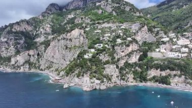 Salerno İtalya 'daki Positano' da Amalfi Sahili. Coastal City. Rıhtım manzarası. Salerno İtalya 'daki Positano' da Amalfi Sahili. Plaj manzarası. Ortaçağ Binaları. Amalfi Sahil Skyline.