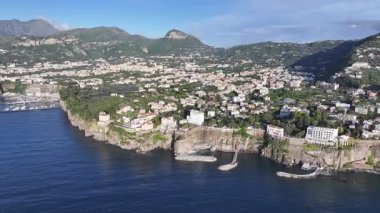 Sorrento Sahili, Sorrento, Napoli İtalya. Plaj manzarası. Dev Uçurumlar Sahnesi. Napoli İtalya 'da Sorrento Sahili. Ortaçağ Şehir Skyline 'ı. Napoli Körfezi Akdeniz 'de. Amalfi Sahil Skyline.