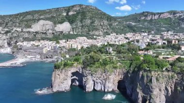 İtalya 'nın Napoli şehrinde Sorrento Skyline. Plaj manzarası. Turizm Tarihi Yer. İtalya 'nın Napoli şehrinde Sorrento Skyline. Tarihsel Şehir Manzarası. Salerno Körfezi Skyline. Akdeniz.