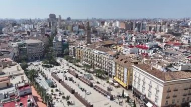 Valencia 'daki La Reina Meydanı, Valenciana İspanya. Eski Şehir Manzarası. Şehir merkezinde. Valencia, Valenciana İspanya 'da. Turia Gardens 'ın silüeti. Güzel Şehir Manzarası.