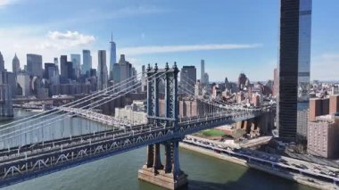 Manhattan Köprüsü New York 'ta. Highrise Binaları Sahnesi. Kablo Köprüsü Manzarası. New York 'taki Manhattan Köprüsü. Otoyol Arkaplanı.