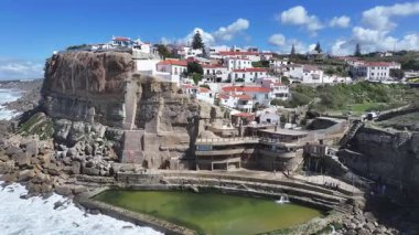 Azenhas Lizbon Bölgesi Sintra 'da Mar Plajı' na gidiyor. Plaj manzarası. Turizm Tarihi Yer. Şehir manzarası sahnesi. Azenhas Lizbon 'daki Sintra' da Mar Sahili 'nde.