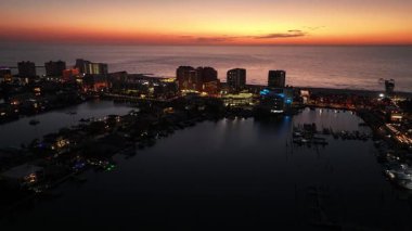 Florida 'da, Clearwater' da renkli bir gün batımı. Sunset Sahili. Aydınlatılmış şehir manzarası. Şehir merkezinde. Florida 'da, Clearwater' da renkli bir gün batımı. İnanılmaz Günbatımı Skyline.