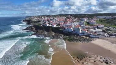 Lizbon 'un Sintra bölgesindeki Macas Plajı. Sahil Skyline. Doğa manzarası. Yaz Gezisi. Lizbon 'un Sintra bölgesindeki Macas Plajı. Tropikal Manzara.