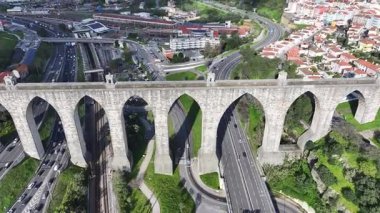 Lizbon 'un Lizbon Bölgesi' nde Aguas Livres Aqueduct. Su sistemi. Tarih Mühendisliği. Portekiz, Lizbon 'da Aguas Livres Aqueduct. Ortaçağ su kemeri. Toplu taşıma. Portekiz Skyline.