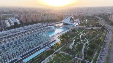 Valencia, Valenciana İspanya 'daki Bilim Müzesi' nde Günbatımı. Gelecekçi Şehir Manzarası. Bilim Müzesi. Valencia, Valenciana İspanya 'da. Turizm Tarihi Yer. Günbatımı Skyline.