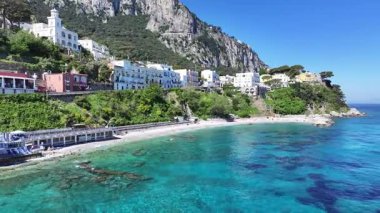 İtalya, Campania 'daki Napoli' deki Capri Adası. Coastal City. Rıhtım manzarası. İtalya, Campania 'daki Napoli' deki Capri Adası. Plaj manzarası. Ortaçağ Binaları. Capri Skyline.