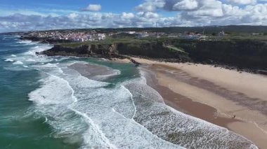 Lizbon 'un Sintra bölgesindeki Praia Grande Plajı. Sahil Skyline. Doğa manzarası. Yaz Gezisi. Lizbon 'un Sintra bölgesindeki Praia Grande Plajı. Tropikal Manzara.
