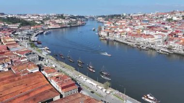 Porto Bölgesi Portekiz 'deki Gaia Rıhtımı. Deniz Burnu Manzarası. Kültür Mirası. Kablolu Araba Sahnesi. Gaia Rıhtımı Portekiz 'de. Turizm Tarihi Yer.