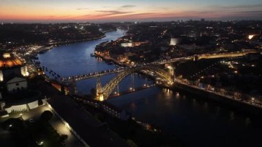 Porto Portekiz 'in Porto bölgesindeki Sunset Dom Luis Köprüsü. Sunset Skyline Sahnesi. Aydınlatılmış Köprü Manzarası. Portekiz 'in Porto Bölgesi' ndeki Dom Luis Köprüsü. Demiryolu Taşımacılığı.