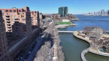 Sinatra Park New Jersey 'de Jersey City' de. Şehir merkezinde. Hudson Sahilyolu. New Jersey 'deki Sinatra Parkı. Eğlence Parkı Peyzajı.