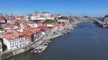 Porto, Portekiz 'in Ribeira Rıhtımı. Sahil Kenti Peyzajı. Kültür Mirası. Eski Şehir Manzarası. Porto, Portekiz 'deki Ribeira Rıhtımı. Turizm Tarihi Yer.