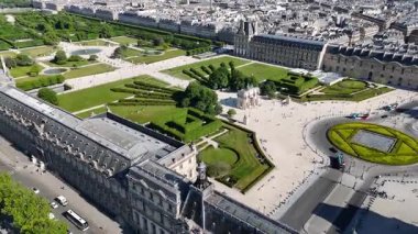 Fransa 'da Paris' teki Louvre Müzesi. Louvre Atlıkarınca Bahçesi. Paris Skyline Sahnesi. Fransa 'nın Ile şehrindeki Paris Louvre Müzesi' nde. Zafer Kemeri. Turizm Tarihi Yer.