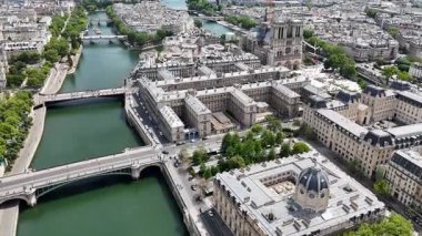 Paris Skyline Fransa 'daki Paris Adası' nda. Güzel Seine Nehri. Notre Dame Kilisesi Skyline. Paris Skyline Fransa 'daki Paris Adası' nda. Şehir merkezindeki şehir manzarası. Fransız Başkenti.