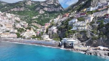 Salerno İtalya 'daki Positano' da Amalfi Sahili. Plaj manzarası. Turizm Tarihi Yer. Salerno İtalya 'daki Positano' da Amalfi Sahili. Salerno Körfezi Skyline. Kıyı Kenti manzarası. Akdeniz.