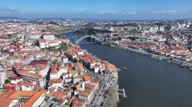 Porto Portekiz 'in Porto bölgesindeki Porto Skyline' da. Kıyı manzarası. Douro Nehri. Ribeira İskelesi Şehri. Portekiz 'de Porto Skyline. Portekiz Skyline 'ı. Seyahat Alanı.