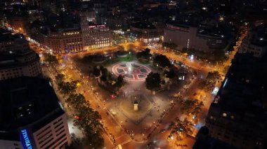 Barcelona Barselona 'daki Catalunya Meydanı' nın gece manzarası. Şehir peyzajının ışıkları. Şehir merkezinde. İspanya 'nın Barselona bölgesindeki Catalunya Meydanı. Yüksek Binalar Manzarası.