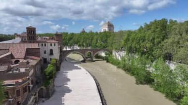Lazio İtalya 'da Roma' da gökyüzü. Kültür Mirası. Güzel şehir manzarası. Lazio İtalya 'da Roma' da gökyüzü. Ortaçağ manzarası. Riverside Roma Köprüsü. İtalya Skyline.