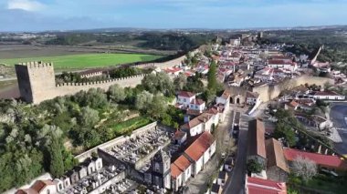 Leiria Portekiz 'in Obidos bölgesindeki Obidos Köyü. Old Town Skyline 'da. Ortaçağ Binaları Sahnesi. Güzel şehir manzarası. Leiria Portekiz 'in Obidos bölgesindeki Obidos Köyü. Kültür Mirası.
