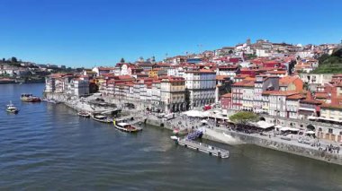 Porto, Portekiz 'in Ribeira Rıhtımı. Sahil Kenti Peyzajı. Kültür Mirası. Eski Şehir Manzarası. Porto, Portekiz 'deki Ribeira Rıhtımı. Turizm Tarihi Yer.