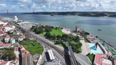 Lizbon 'un Lizbon bölgesindeki Belem Kulesi. Sahil Şatosu. Kale manzarası. Portekiz, Lizbon 'daki Belem Kulesi. Ortaçağ Binası. Turistik bir dönüm noktası. Portekiz Skyline.