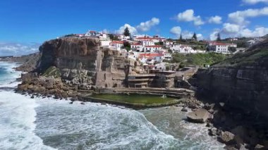 Azenhas Lizbon 'un Sintra bölgesindeki Mar Plajı' nda oynuyor. Coastal City. Rıhtım manzarası. Plaj manzarası. Azenhas Lizbon 'un Sintra bölgesindeki Mar Plajı' nda.