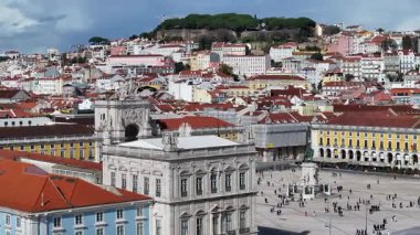 Lizbon, Portekiz 'in Lizbon semtinde Lizbon Skyline. Comercio Meydanı Sahnesi. Augusta Sokağı Şehir Manzarası. Lizbon Skyline Portekiz 'de. Tarihi Şehir Manzarası. Turizm Tarihi Yer.