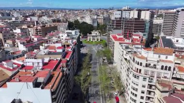 Valencia, Valenciana İspanya 'da Puerta De La Mar. Highrise Binaları Sahnesi. Şehir merkezinde. Valencia, Valenciana İspanya 'da. Deniz Kapısı Skyline. Güzel Anıt.
