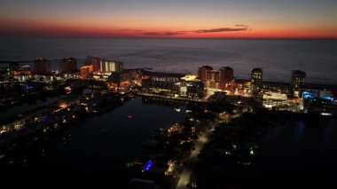Florida 'da, Clearwater' da renkli bir gün batımı. Sunset Sahili. Aydınlatılmış şehir manzarası. Şehir merkezinde. Florida 'da, Clearwater' da renkli bir gün batımı. İnanılmaz Günbatımı Skyline.