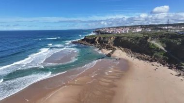 Lizbon 'un Sintra bölgesindeki Praia Grande Plajı. Sahil Skyline. Doğa manzarası. Yaz Gezisi. Lizbon 'un Sintra bölgesindeki Praia Grande Plajı. Tropikal Manzara.