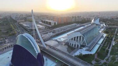 Valencia, Valenciana İspanya 'daki Bilim Müzesi' nde Günbatımı. Gelecekçi Şehir Manzarası. Bilim Müzesi. Valencia, Valenciana İspanya 'da. Turizm Tarihi Yer. Günbatımı Skyline.