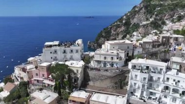 Salerno İtalya 'daki Positano' da Amalfi Sahili. Coastal City. Rıhtım manzarası. Salerno İtalya 'daki Positano' da Amalfi Sahili. Plaj manzarası. Ortaçağ Binaları. Amalfi Sahil Skyline.