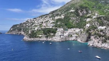 İtalya Salerno 'daki Praiano' da Amalfi Sahili. Plaj manzarası. Dev Uçurumlar Sahnesi. İtalya Salerno 'daki Praiano' da Amalfi Sahili. Ortaçağ Şehir Skyline 'ı. Salerno Körfezi Akdeniz. Sahil Skyline.