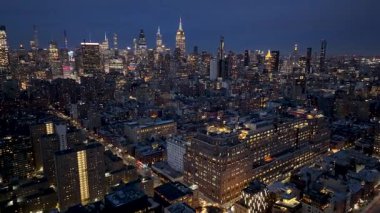 New York 'un New York şehir merkezinin Manhattan' daki gece manzarası. Gece Şehir Manzarası. Şehir merkezinde aydınlandı. New York 'un merkezinde, New York' ta. Empire State Binası.