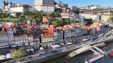 Porto, Portekiz 'in Ribeira Rıhtımı. Şehir merkezi manzarası. Kültür Mirası. Eski Şehir Manzarası. Porto, Portekiz 'deki Ribeira Rıhtımı. Turizm Tarihi Yer.