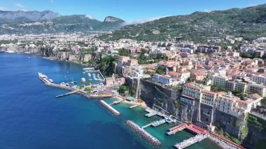 İtalya 'nın Napoli şehrinde Sorrento Skyline. Plaj manzarası. Turizm Tarihi Yer. İtalya 'nın Napoli şehrinde Sorrento Skyline. Tarihsel Şehir Manzarası. Salerno Körfezi Skyline. Akdeniz.