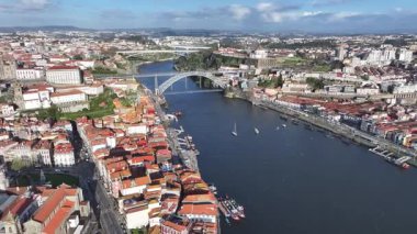 Porto Portekiz 'in Porto bölgesindeki Porto Skyline' da. Şehir merkezinde. Ortaçağ Binaları. Tarihi Şehir Sahnesi 'nde. Portekiz 'de Porto Skyline. Portekiz Skyline 'ı. Seyahat Alanı.