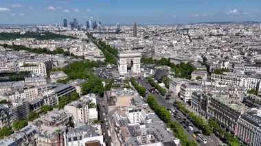 Fransa 'nın Paris Adası' nda Zafer Takı. Charles De Gaulle Kavşağı. Şehir merkezindeki şehir manzarası. Fransa 'da Paris' te Zafer Takı. Kültür Mirası Skyline. Champs Elysees Bulvarı.